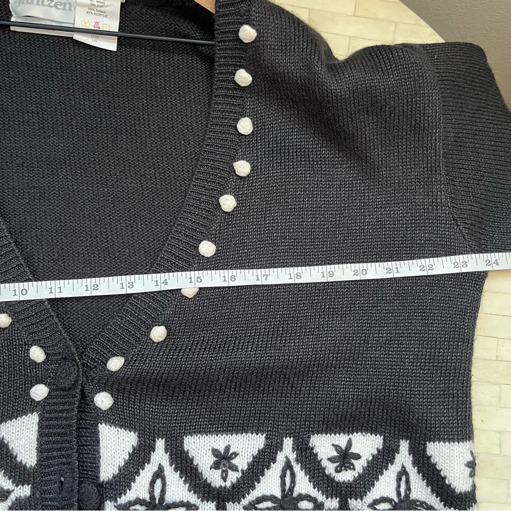 Jantzen Ramie/Acrylic Blend Black and White Cardigan Geometric Pattern size L - Picture 6 of 13